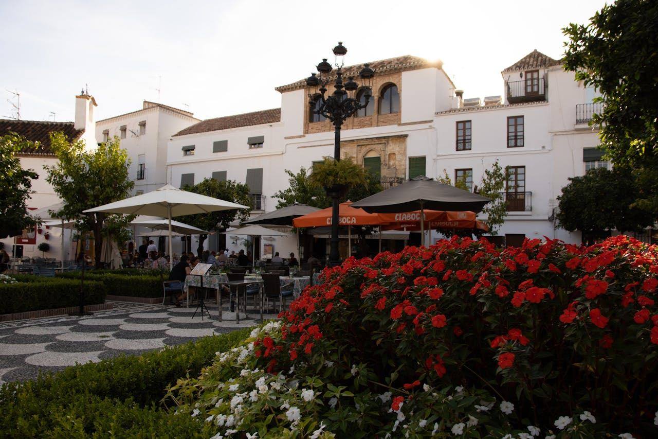 Who actually stays in Benalmádena, by month: the year-round guest profile