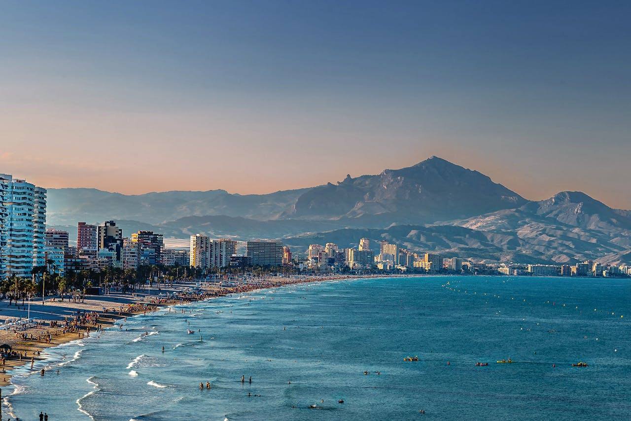 How Benalmádena's family attractions anchor the family booking